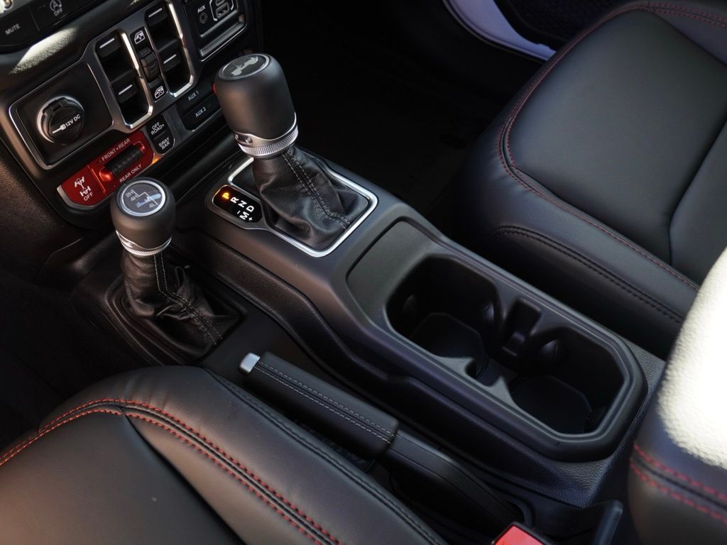 New 2026 Bright White Clear-Coat Exterior Paint Jeep Rubicon image 17