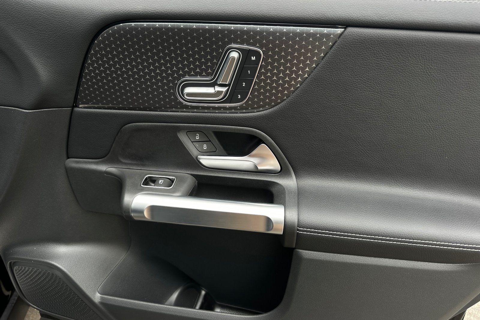 2025 Mercedes Benz GLB 250 photo 29