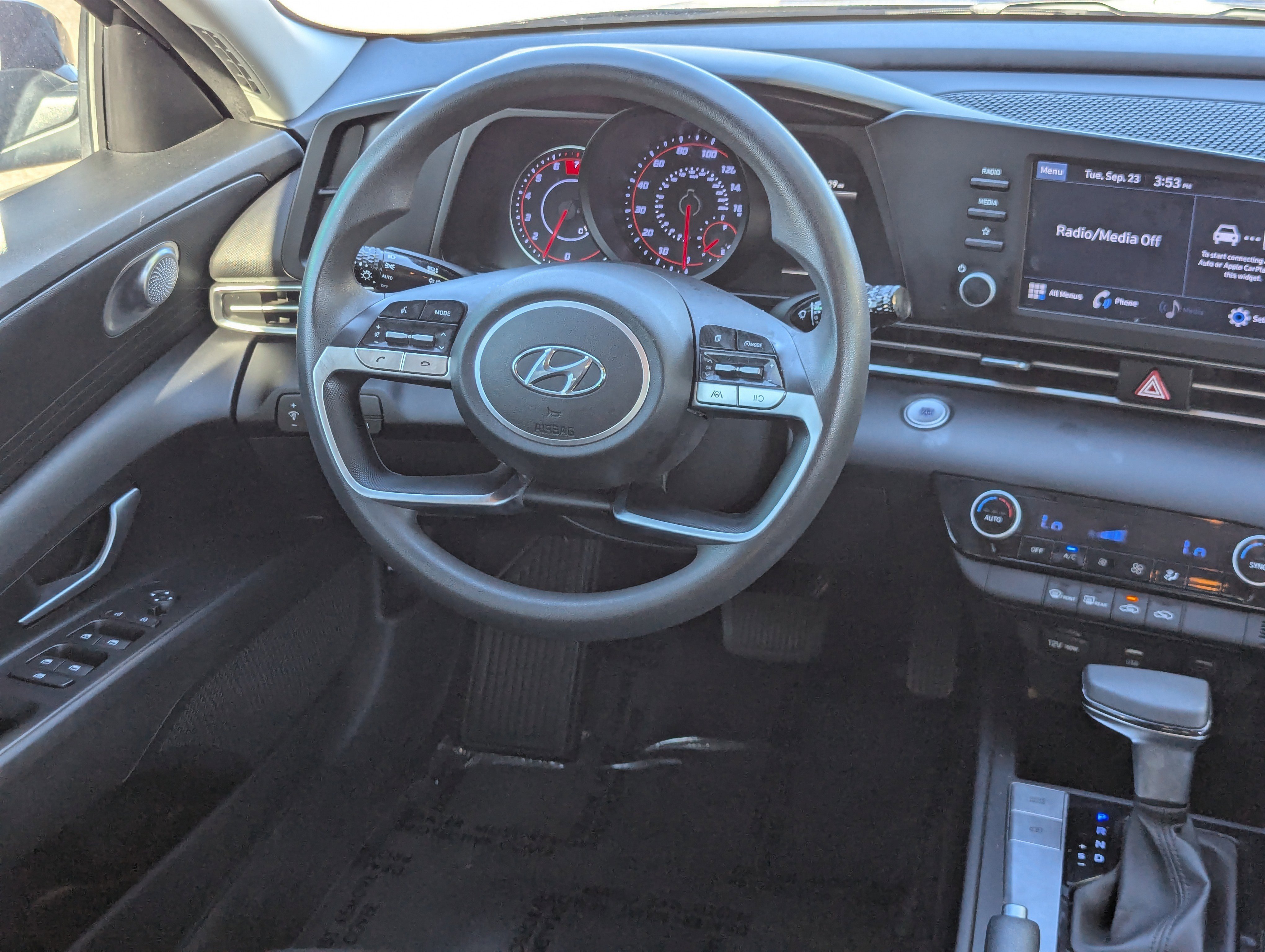 2022 Hyundai Elantra SEL photo 3