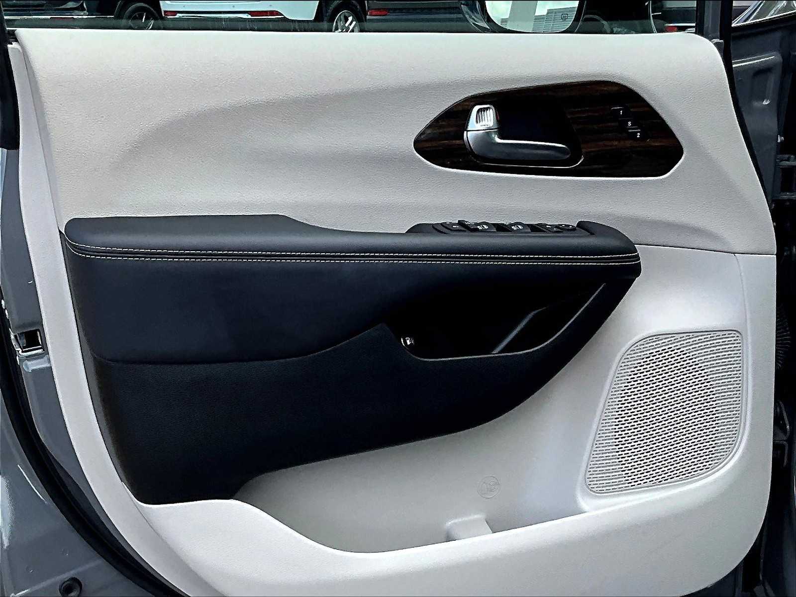 2023 Chrysler Pacifica Hybrid Limited photo 9