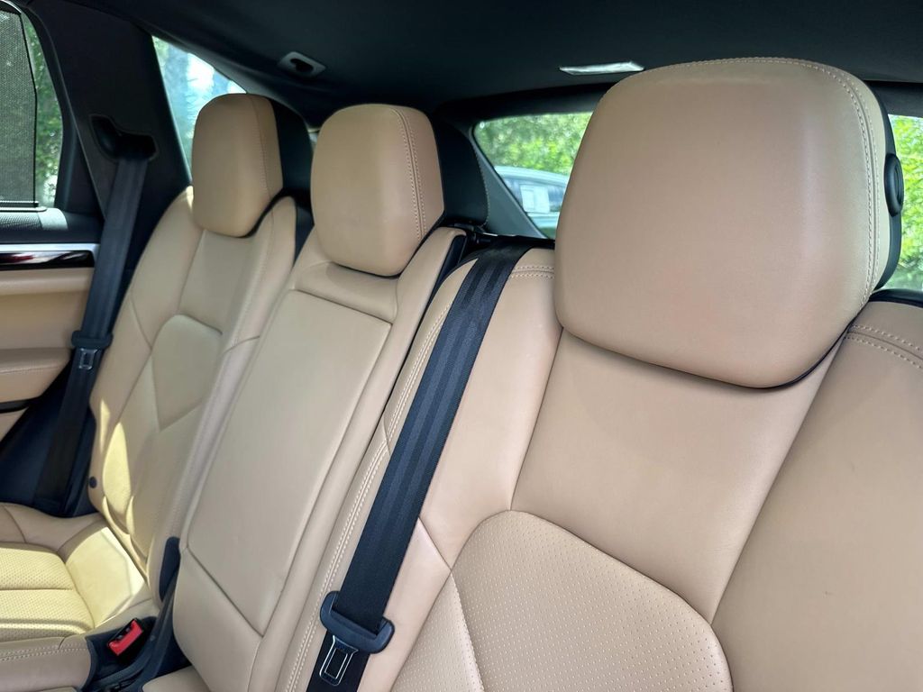 2016 Porsche Cayenne Base photo 13