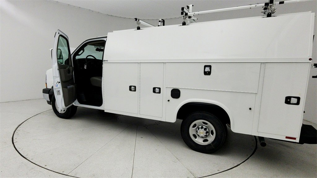 2025 Chevrolet Express Cutaway 3500 photo 2