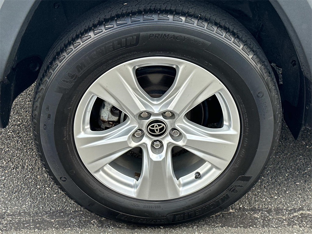 2021 Toyota RAV4 Hybrid XLE photo 11