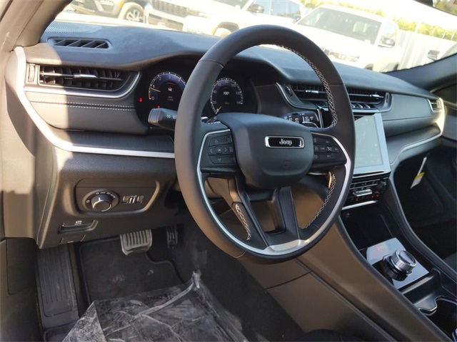 2025 Jeep Grand Cherokee Laredo Altitude photo 11