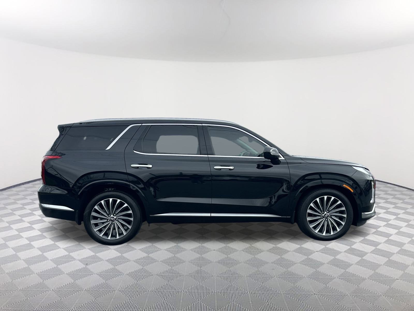 Used 2024 Abyss Black Pearl Hyundai Calligraphy image 4