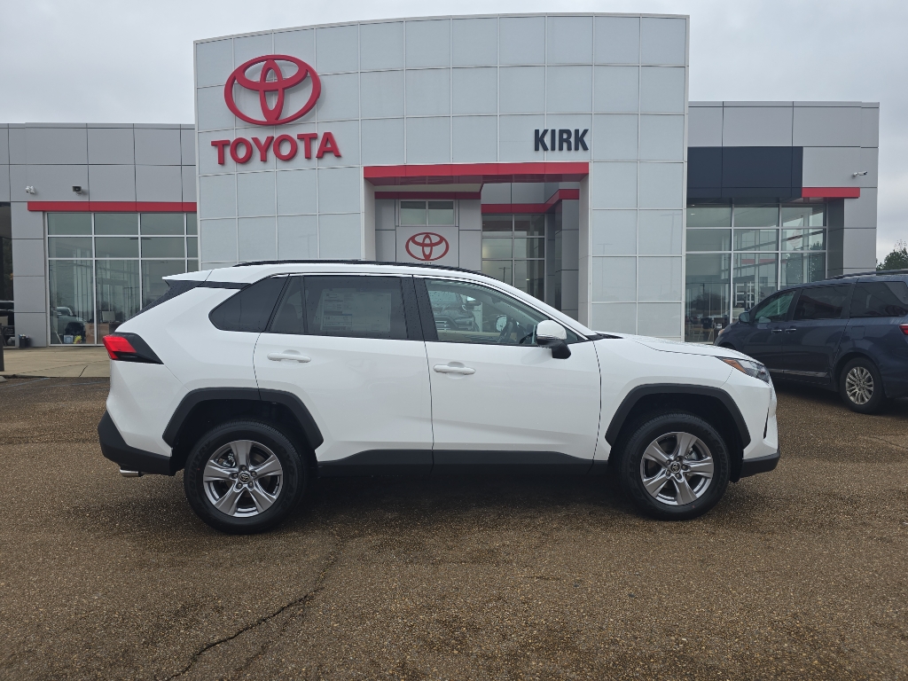 2025 Toyota RAV4 XLE's photo