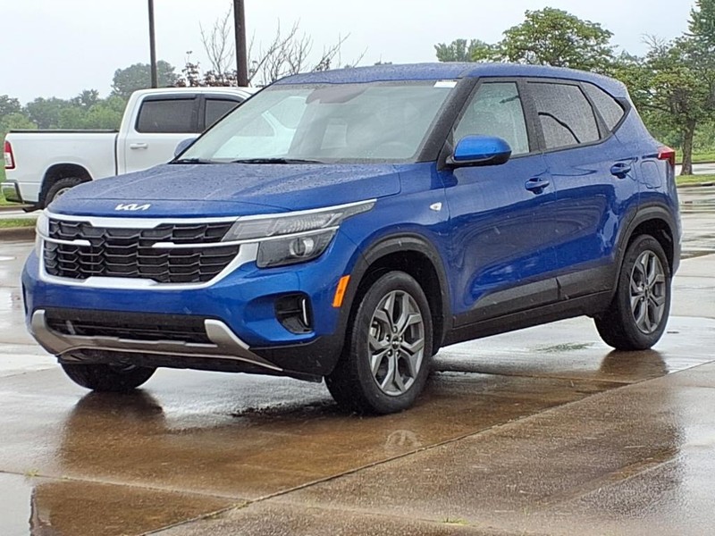 2024 Kia Seltos LX photo 2