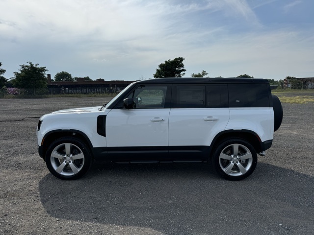 2024 Land Rover Defender 110 SE photo 2