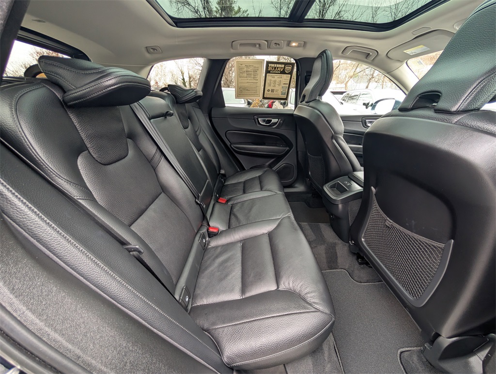 2023 Volvo XC60 B5 Plus photo 3