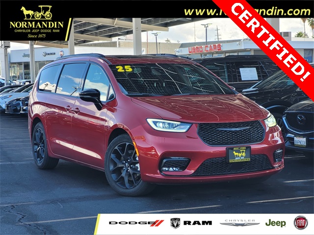 2025 Chrysler Pacifica Limited's photo