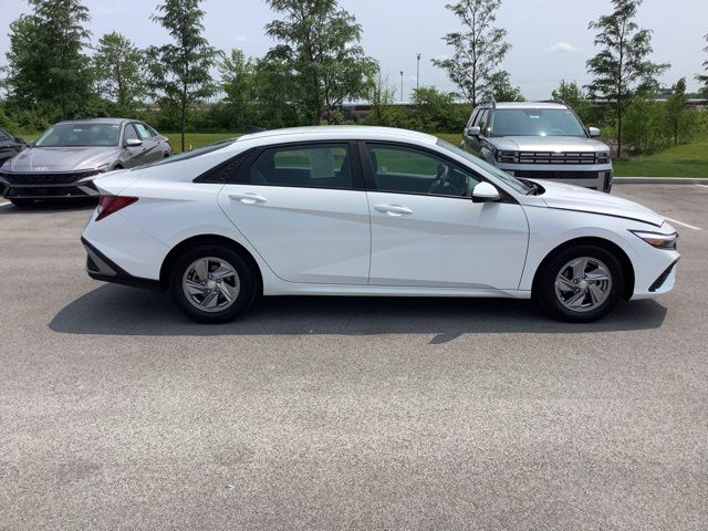 2024 Hyundai Elantra SE photo 5