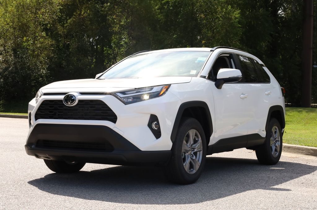 2025 Toyota RAV4 XLE's photo