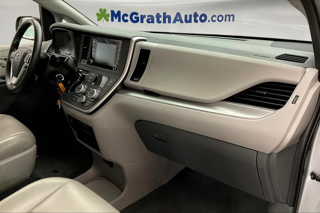 2020 Toyota Sienna L photo 16