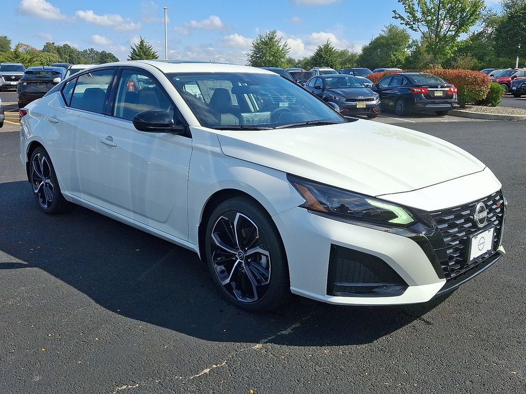2025 Nissan Altima 2.5 SR photo 2