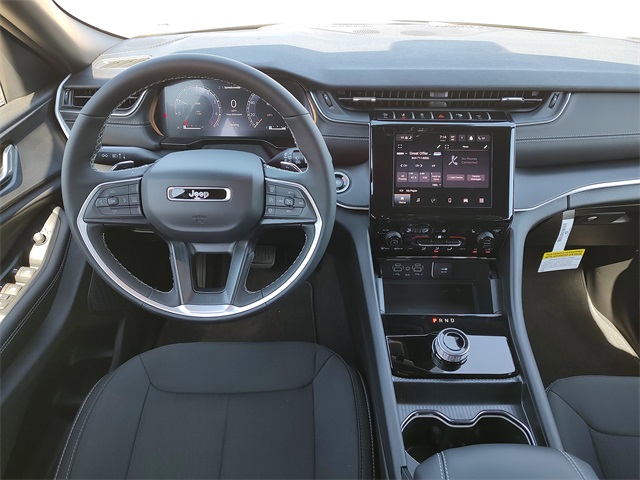 2025 Jeep Grand Cherokee Laredo photo 4