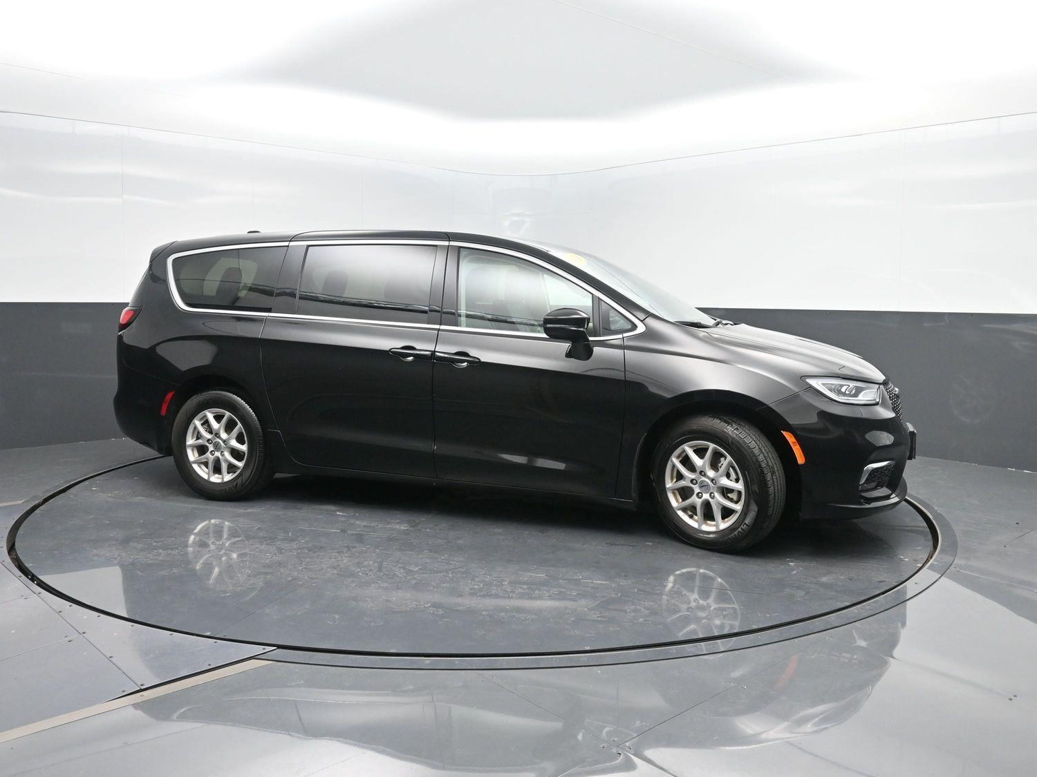 2024 Chrysler Pacifica Touring L photo 3