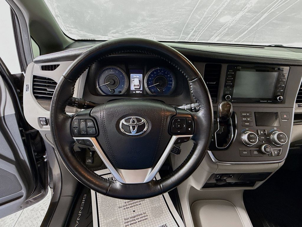 2018 Toyota Sienna XLE Premium photo 13
