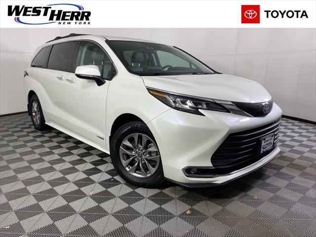 2021 Toyota Sienna XLE's photo