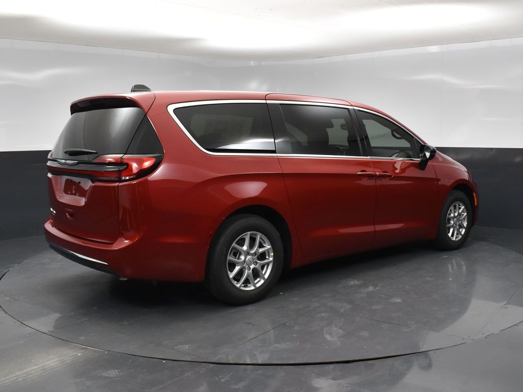 2025 Chrysler Pacifica photo 2