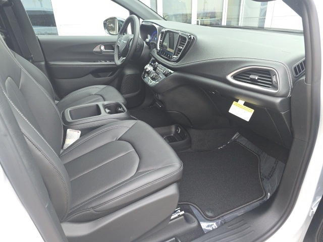 2026 Chrysler Pacifica photo 3