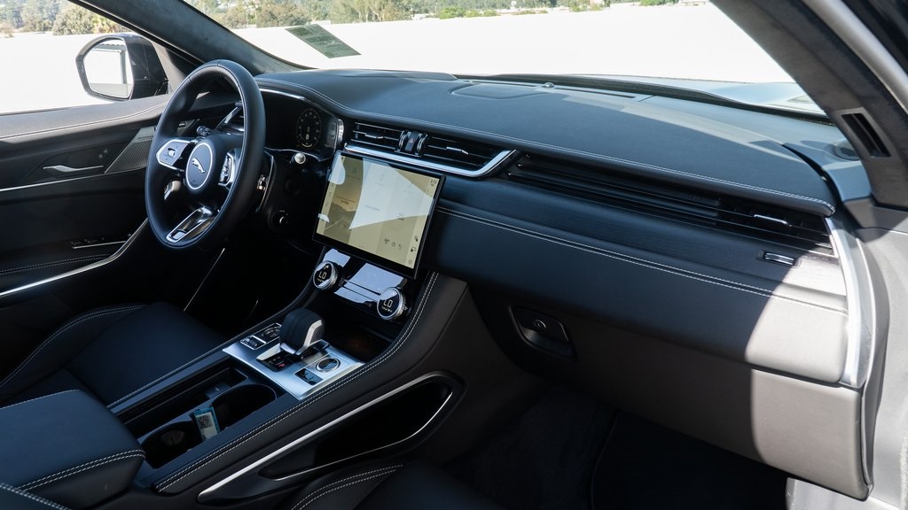 2025 Jaguar F-PACE P250 R-Dynamic S photo 13