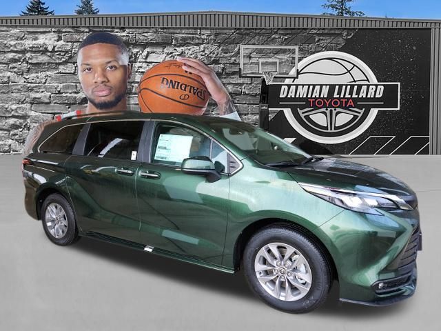 2026 Toyota Sienna XLE's photo