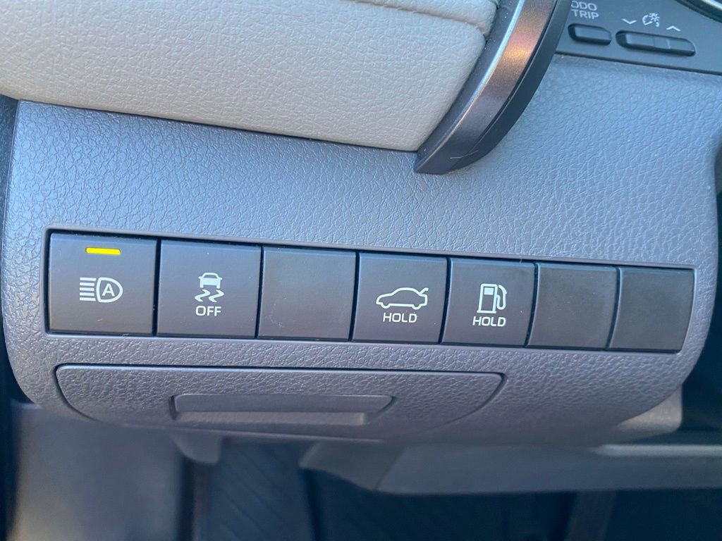 2020 Toyota Camry Hybrid LE photo 18