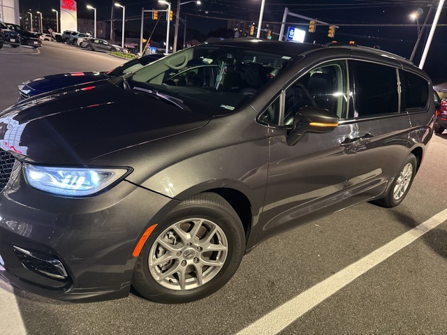 2022 Chrysler Pacifica Touring L's photo
