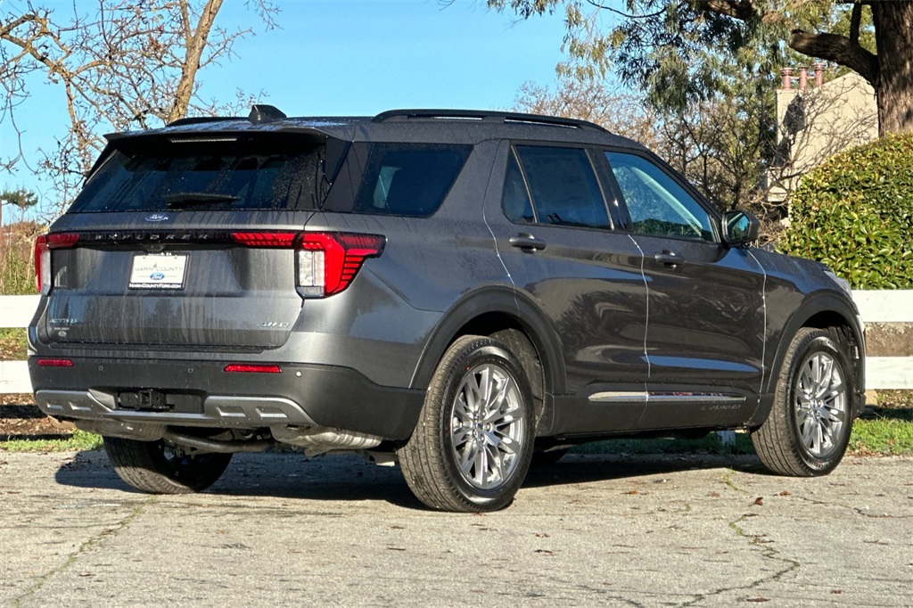 2025 Ford Explorer photo 2