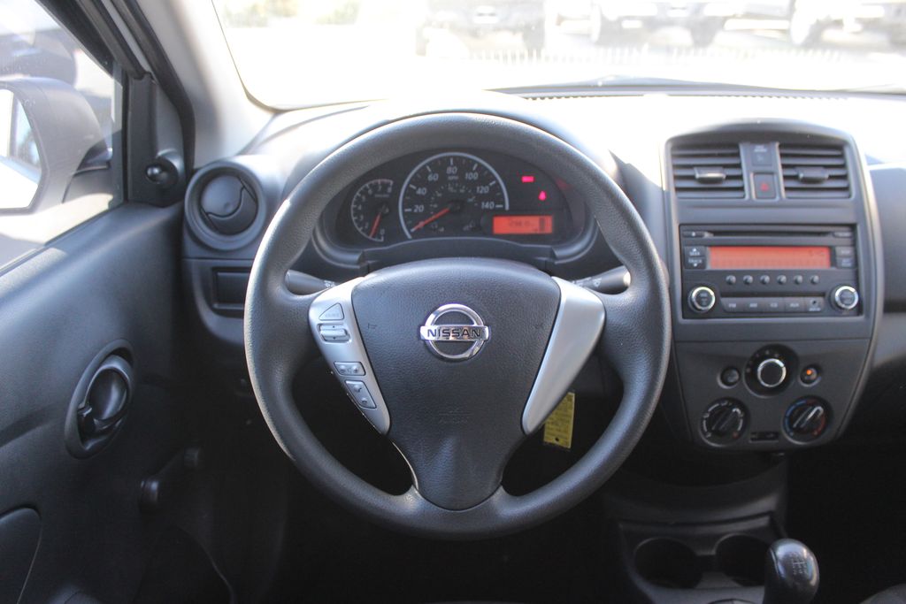 2015 Nissan Versa 1.6 S photo 12