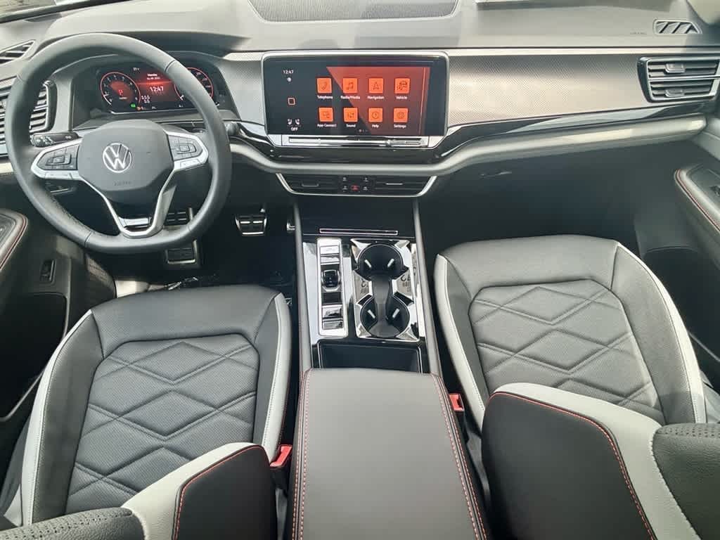 2025 Volkswagen Atlas Peak Edition SE photo 2