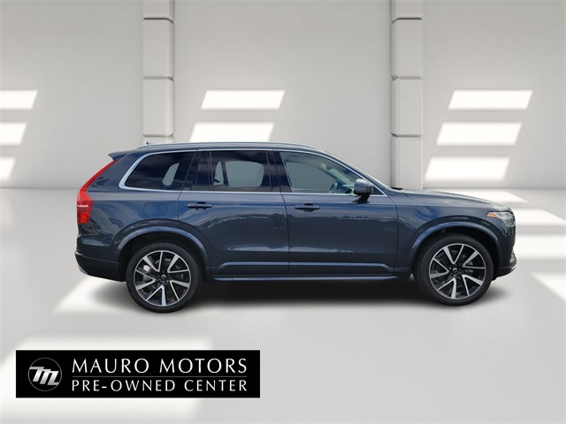 2022 Volvo XC90 Momentum photo 2