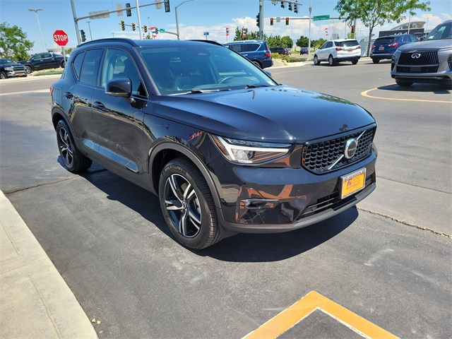 2023 Volvo XC40 Plus AWD photo 2