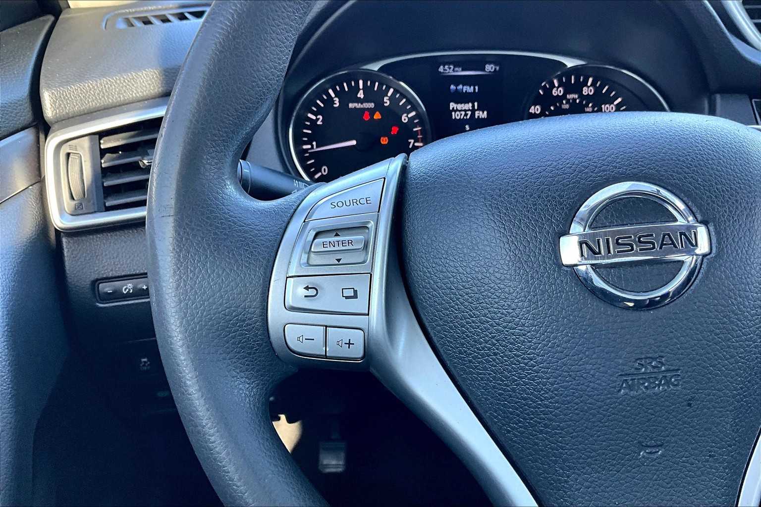 2015 Nissan Rogue SV photo 20