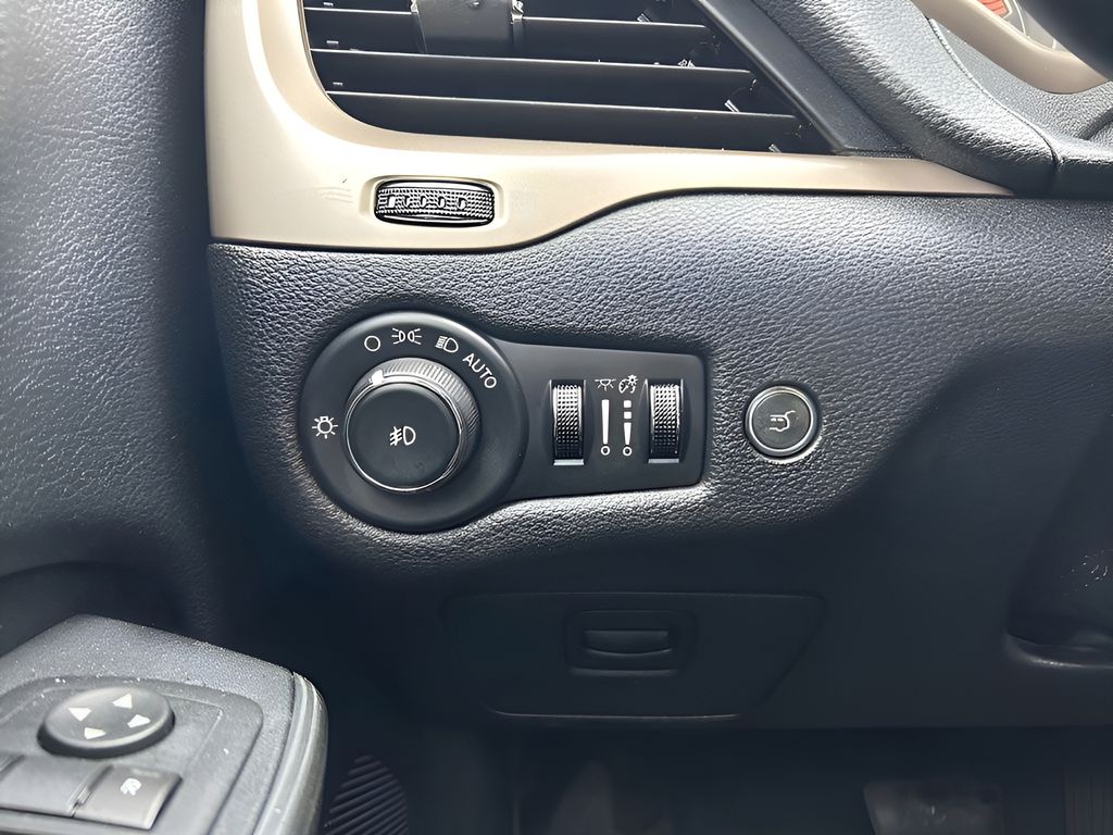 2016 Jeep Cherokee Limited photo 16