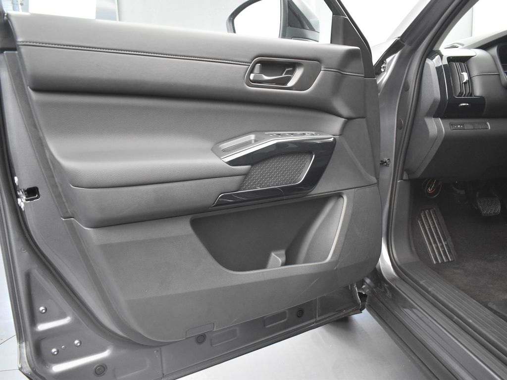 2025 Nissan Pathfinder S photo 29
