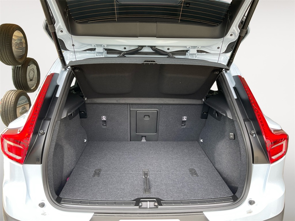 2026 Volvo XC40 AWD Plus photo 11