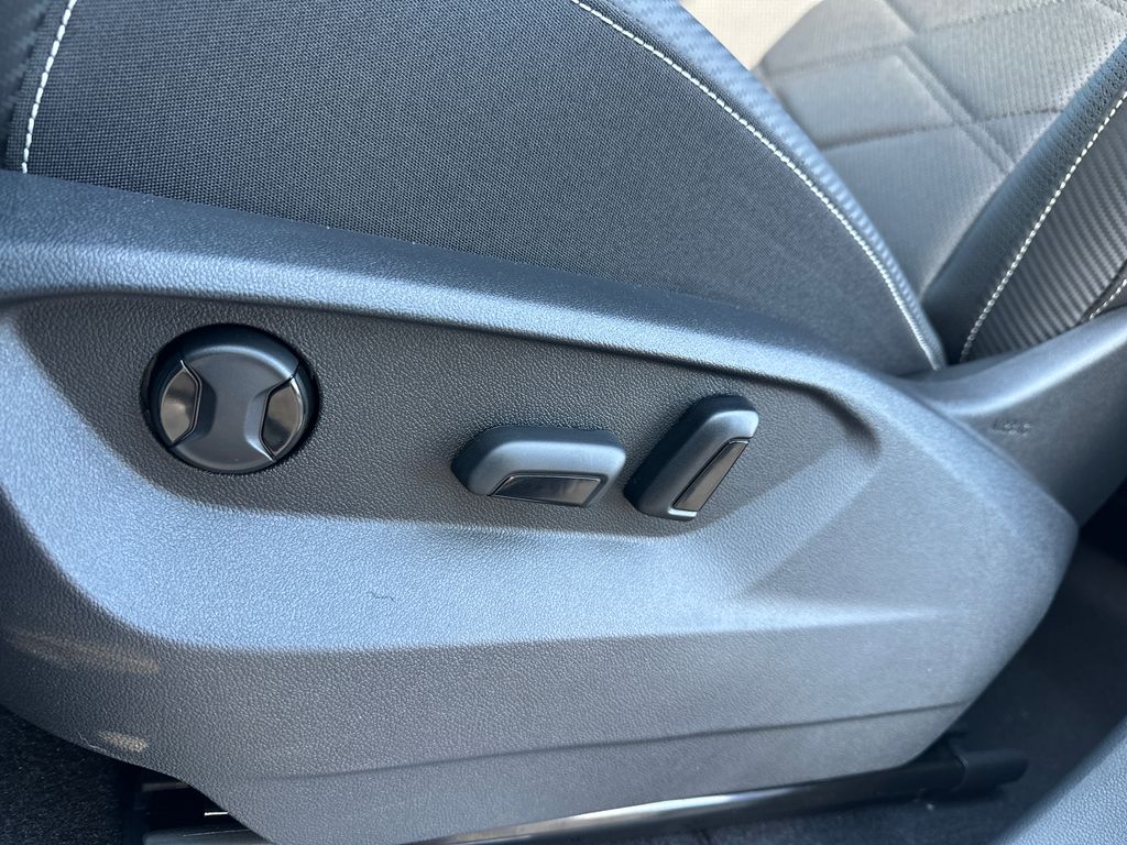 2026 Volkswagen Atlas Cross Sport SE Technology photo 3