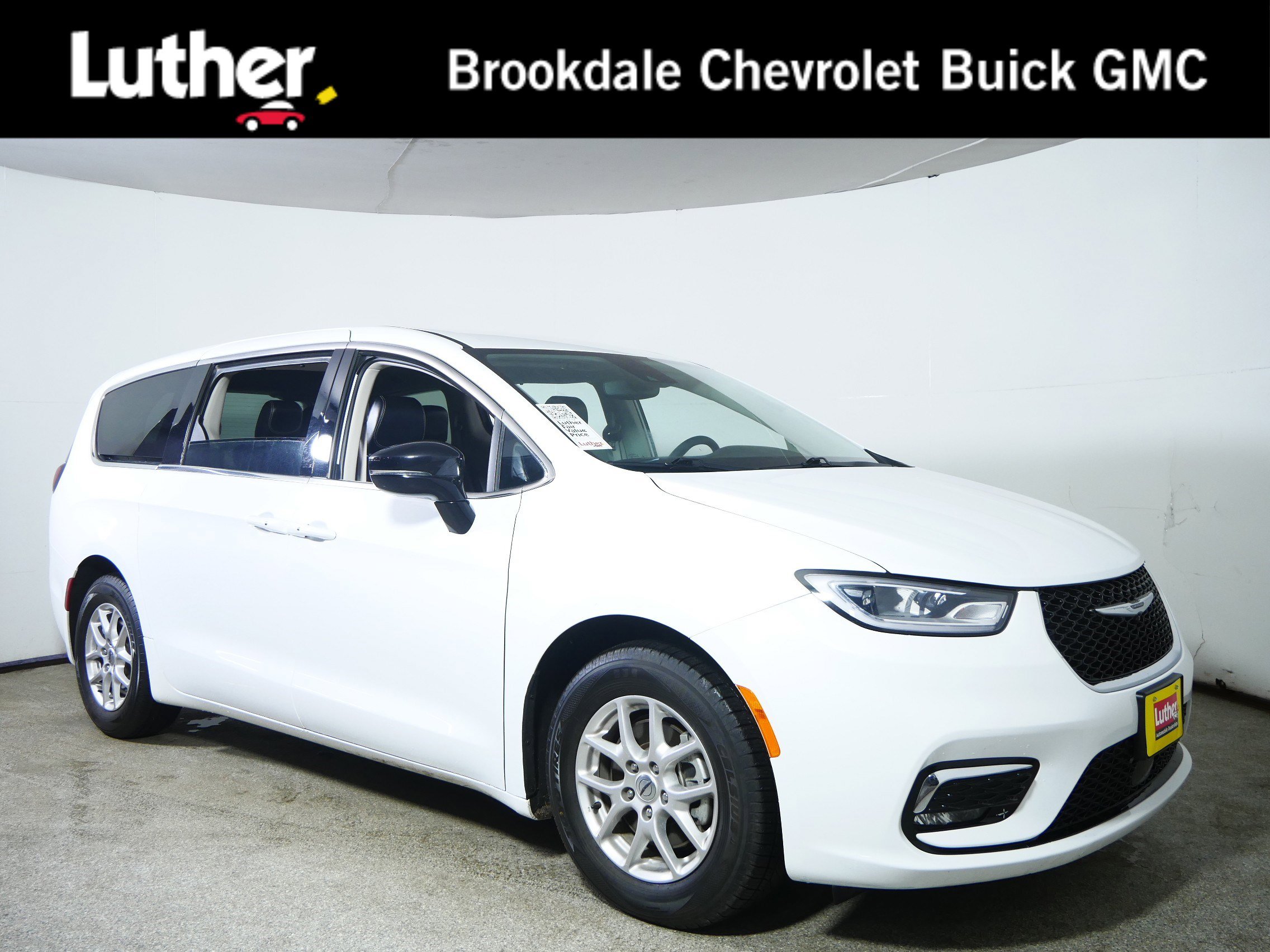 2024 Chrysler Pacifica Touring L's photo