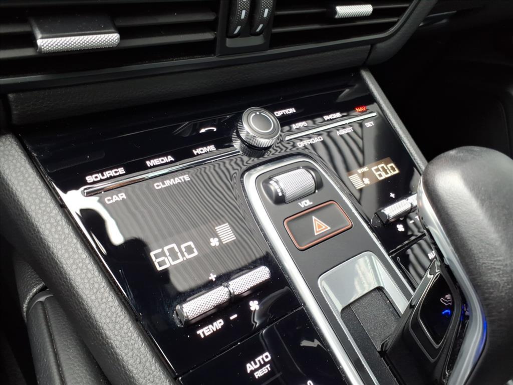 2023 Porsche Cayenne Platinum Edition photo 12