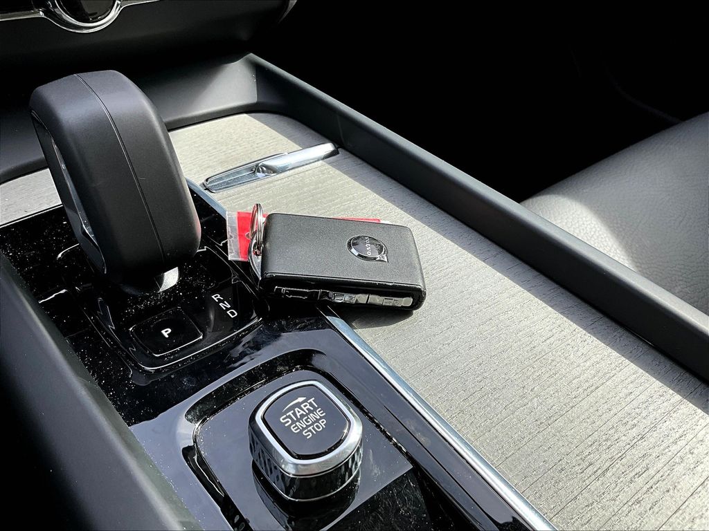 2025 Volvo XC60 B5 Plus photo 30