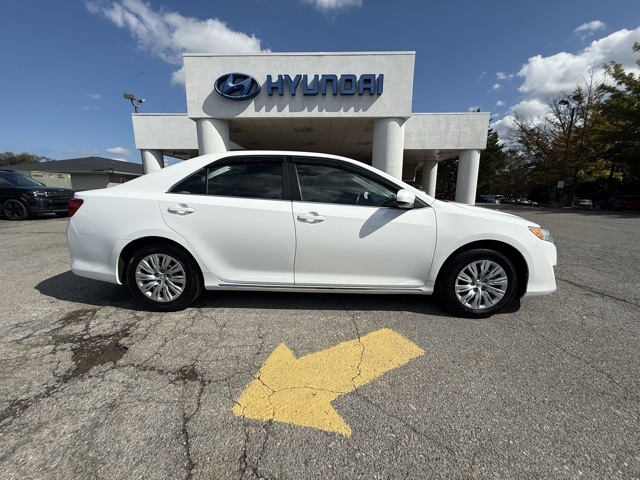 2013 Toyota Camry LE photo 2