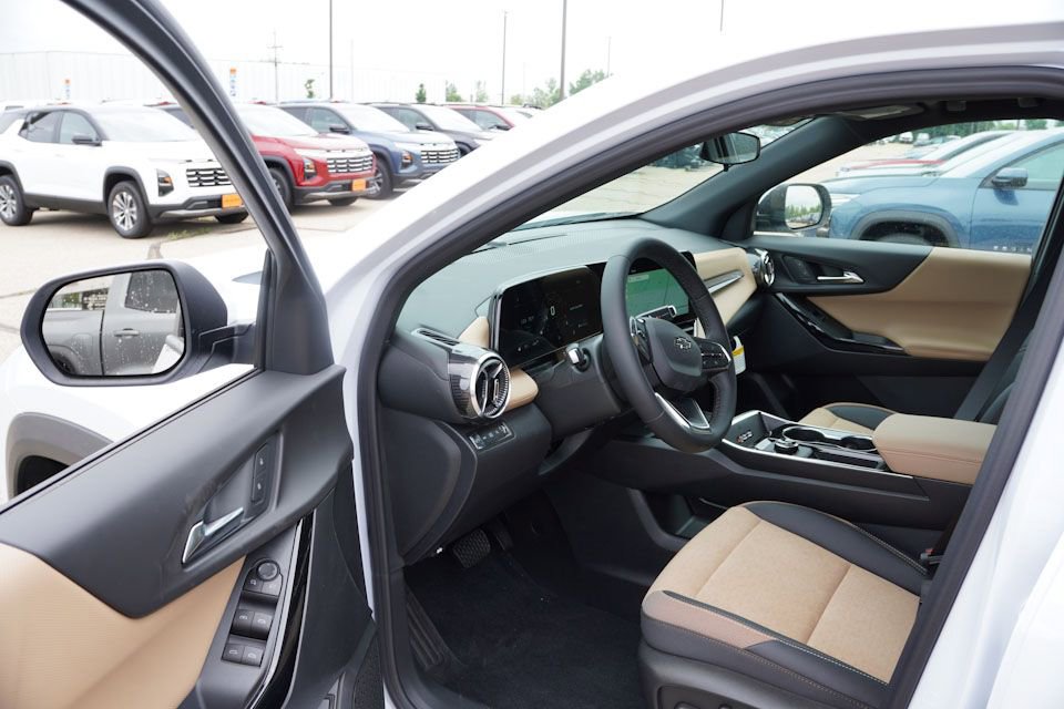 2026 Chevrolet Equinox ACTIV photo 2