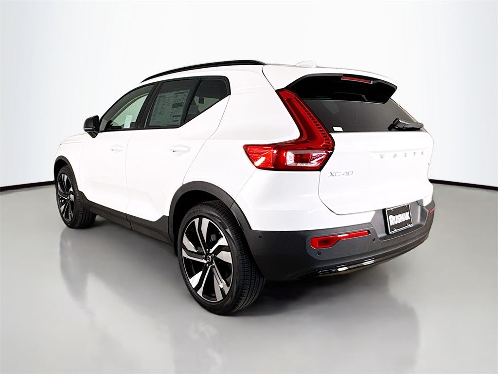 2025 Volvo XC40 Plus photo 4