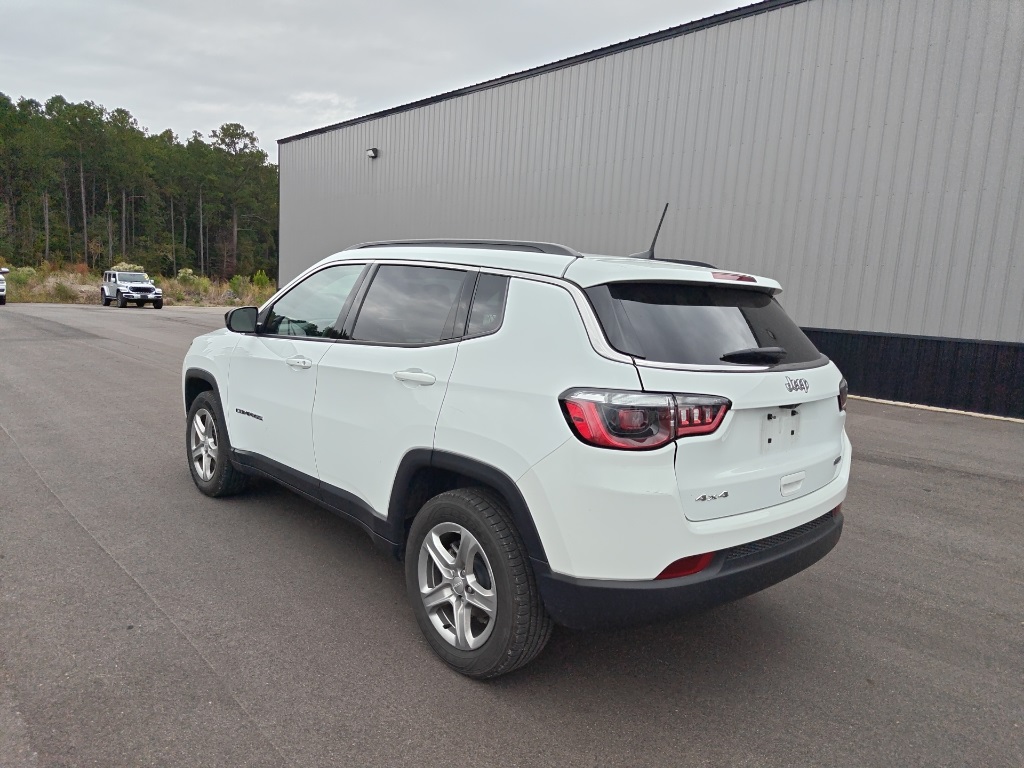 2024 Jeep Compass Latitude photo 2