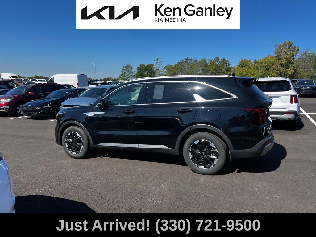 2025 Kia Sorento S photo 3