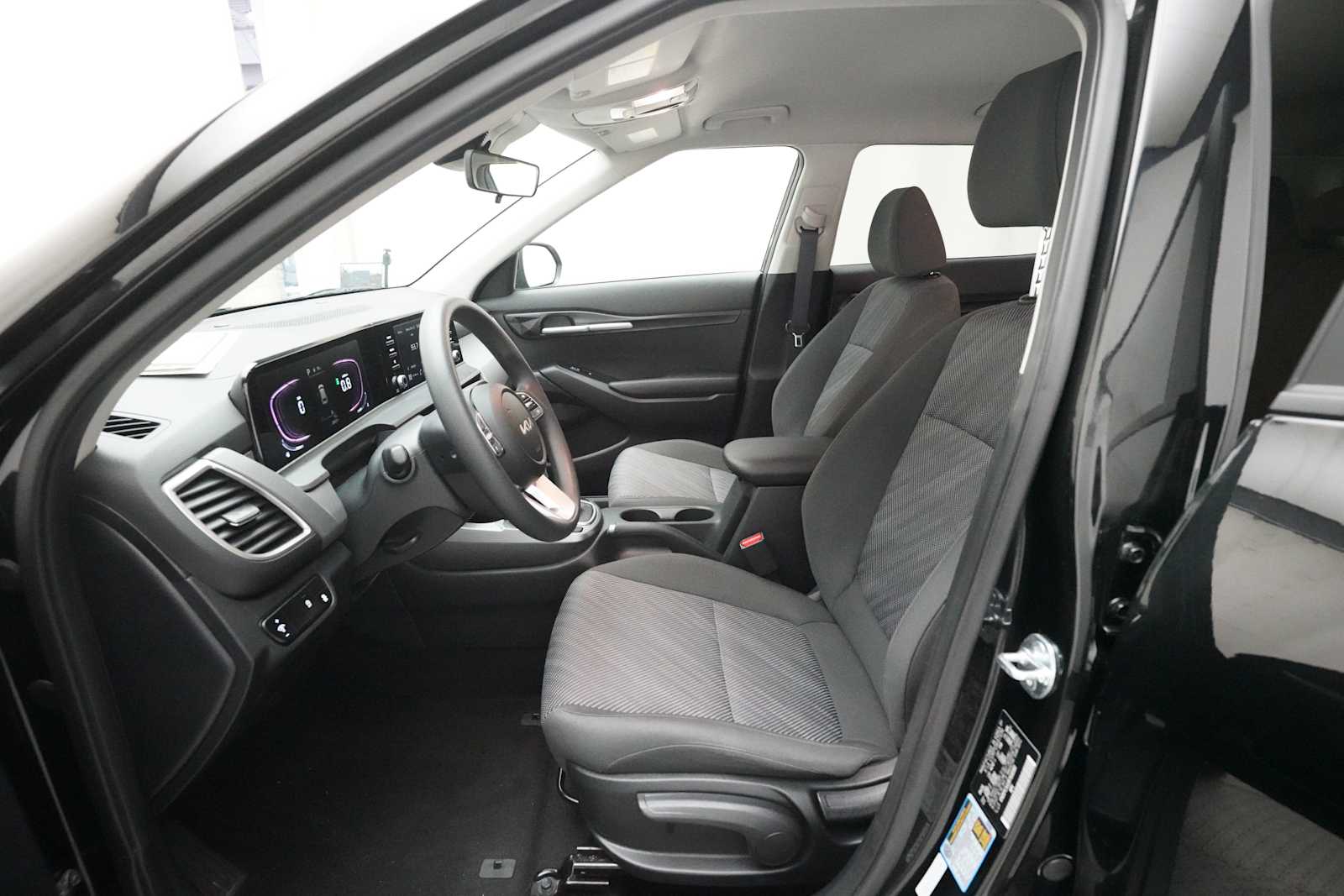 2024 Kia Seltos LX photo 3