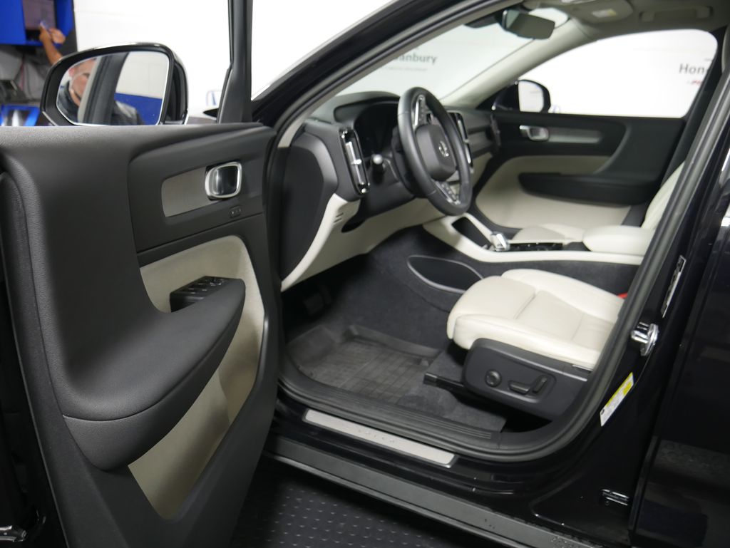 2023 Volvo XC40 Plus photo 23