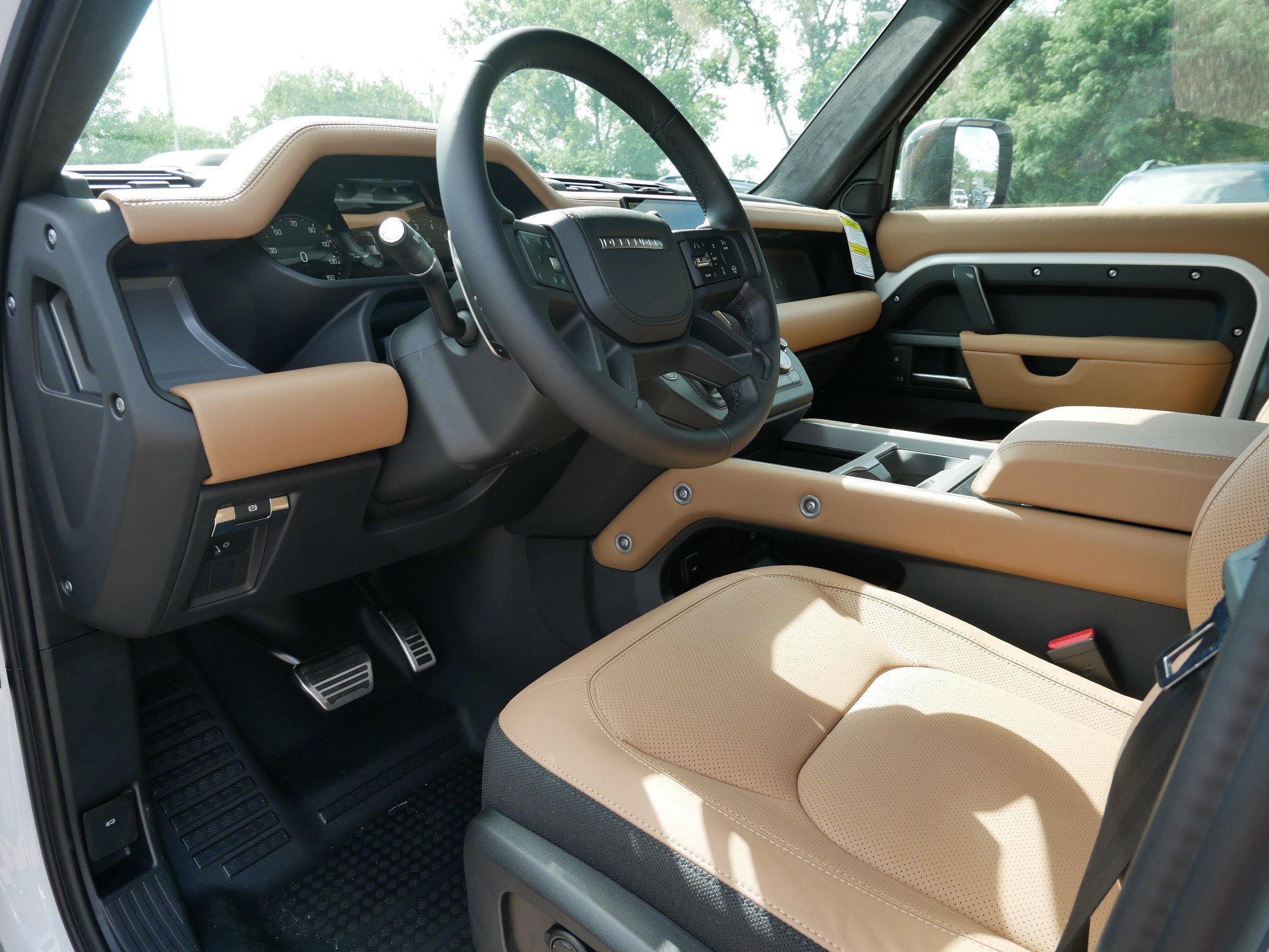 2025 Land Rover Defender 110 V8 photo 3
