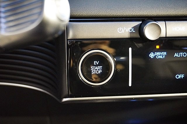 Used 2025 Green Hyundai SEL image 33